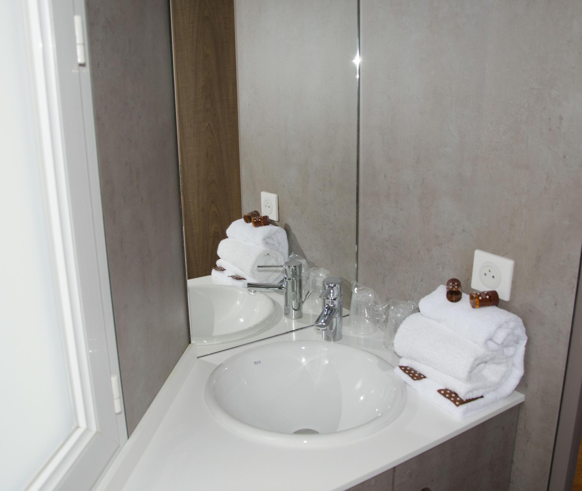 Brit Hotel Confort Le Revest 생트막시메 외부 사진